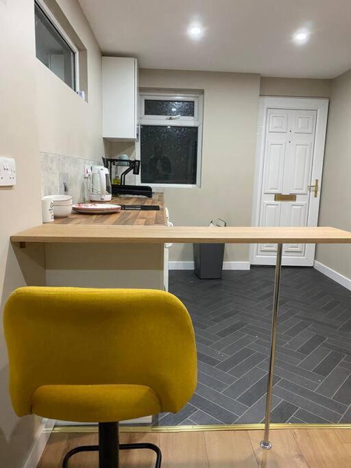 A Spacious Double Bed Studio Stoke-on-Trent Exterior foto